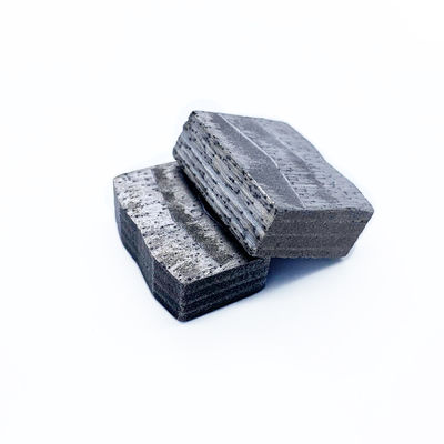 Couper des extrémités de segments de granit de diamant avec des adjuvants de diamants synthétiques et de métaux