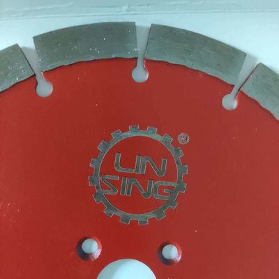 Disque de coupe à dents segmentées pour la coupe à sec de la netteté