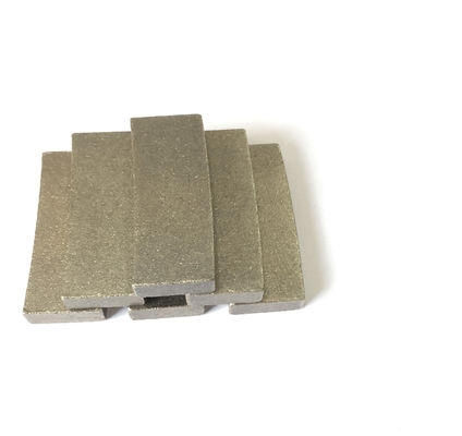 Segment de lame de scie diamantée de 350 mm pour le design en forme de fan de grès et la couleur dorée