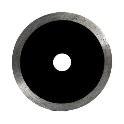 La découpe de poterie et de porcelaine facilité par une lame de scie à bords continus circulaires en diamant