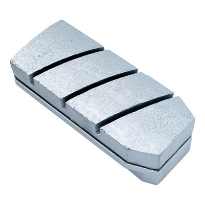 Le broyage brut des dalles de granit facilité par la machine de polissage automatique Diamond Fickert