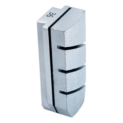 Le broyage brut des dalles de granit facilité par la machine de polissage automatique Diamond Fickert