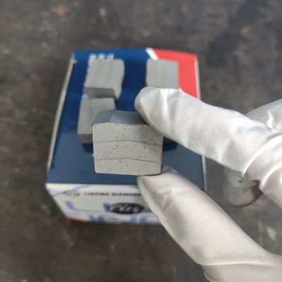 Soutien personnalisé ODM 2000mm Blade Cutting Stone Segment pour l'outil diamanté en granit en forme de M