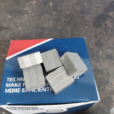 Soutien personnalisé ODM 2000mm Blade Cutting Stone Segment pour l'outil diamanté en granit en forme de M