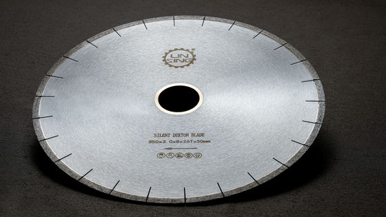 Coupe Dekton avec soudage à haute fréquence Lamelle de scie diamantée et matériau en acier allié