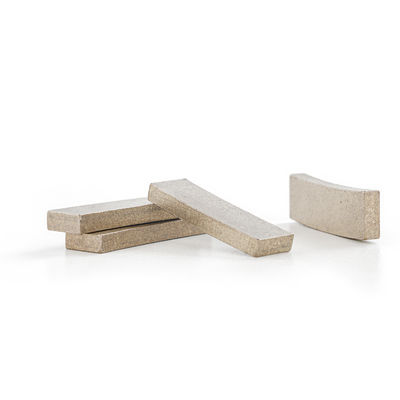 24*4,2*12mm Segments diamantés pour pièces de scie en pierre humide Conseils de support personnalisé OBM