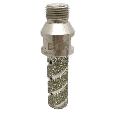 Perçage des carreaux de porcelaine sans effort avec des pièces métalliques et des diamants
