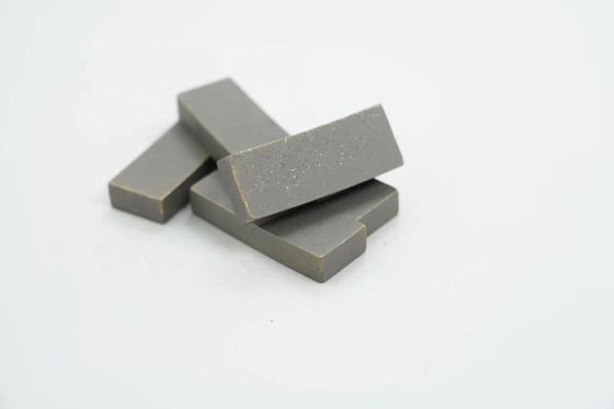 Support OEM pour le segment diamanté de 350 mm pour les outils de découpe de pierres de basalte en Indonésie