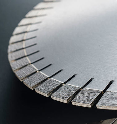 Outils à base de diamants de type sintré pour la coupe de la dalle de granit