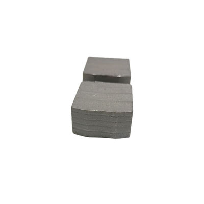 Segment de diamants chauds pour le granit doux avec un espace de coupe étroit et une réduction des déchets de pierre