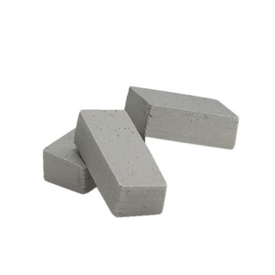 Les segments de scie à diamants et de cobalt sont la combinaison parfaite pour couper des blocs de marbre.