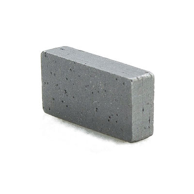 Les segments de scie à diamants et de cobalt sont la combinaison parfaite pour couper des blocs de marbre.