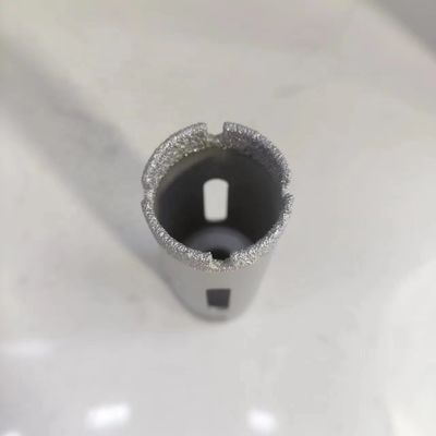 Porcelaine Dekton segmentée sur une base en acier noir