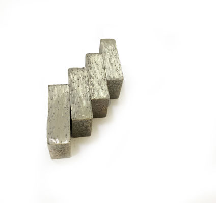 Les diamants exposés à la lumière rapide pour la coupe de marbre