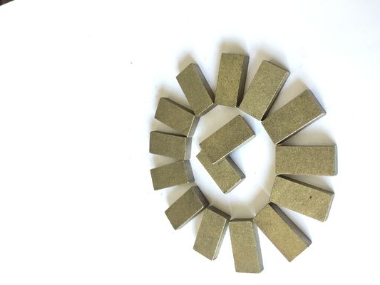 Les diamants exposés à la lumière rapide pour la coupe de marbre