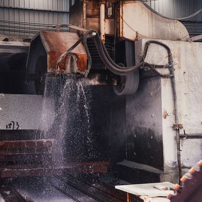 Machine à découper la pierre à bras unique et à lames multiples pour le profilage de blocs de granit rouge