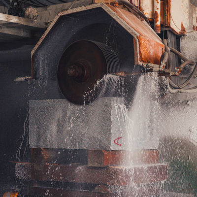 Machine à découper la pierre à bras unique et à lames multiples pour le profilage de blocs de granit rouge