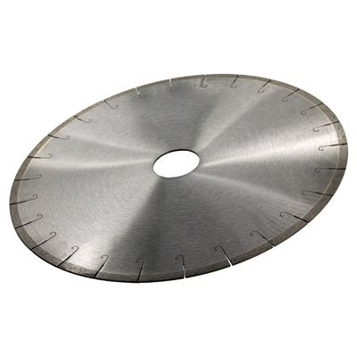 Lamelle de scie silencieuse à fente en J revêtue de Ti pour la découpe de céramiques en porcelaine Dekton