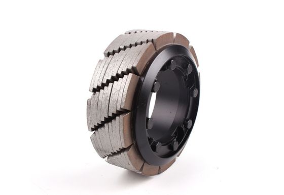 Polissage des dalles de granit, carreaux avec roues d'étalonnage de diamants, outils abrasifs ronds
