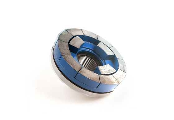 Polissage des dalles de granit, carreaux avec roues d'étalonnage de diamants, outils abrasifs ronds