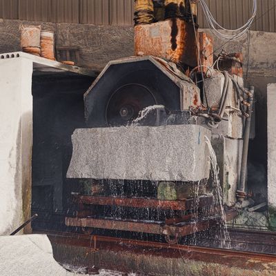 55 kW Moteur 1600 mm Machine à couper la pierre à bras unique à lames multiples pour coupeuse de blocs de granit