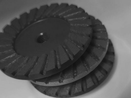 Bonne résistance à l'usure Roue de tasse Turbo segmentée diamantée pour support personnalisé OEM