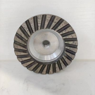 Plancher de granit de meulage fin Turbo-segmenté roue de tasse avec résine remplie roue de diamant