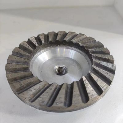 Plancher de granit de meulage fin Turbo-segmenté roue de tasse avec résine remplie roue de diamant