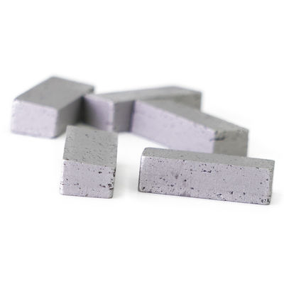 20*4.8/5.4*8mm Segment de scie à bande de poudre métallique de diamant pour couper la pierre de granit dure moyenne