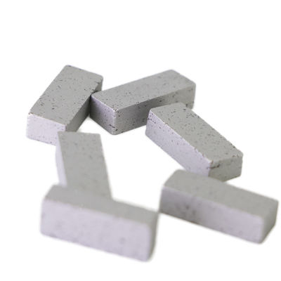 20*4.8/5.4*8mm Segment de scie à bande de poudre métallique de diamant pour couper la pierre de granit dure moyenne