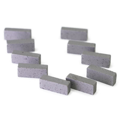20*4.8/5.4*8mm Segment de scie à bande de poudre métallique de diamant pour couper la pierre de granit dure moyenne