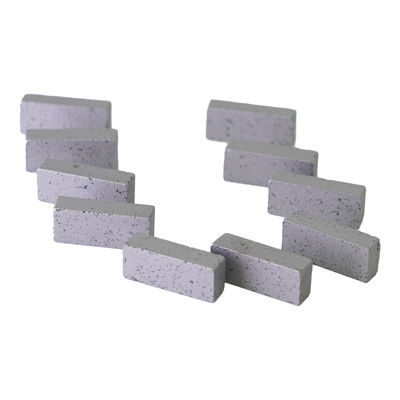 20*4.8/5.4*8mm Segment de scie à bande de poudre métallique de diamant pour couper la pierre de granit dure moyenne