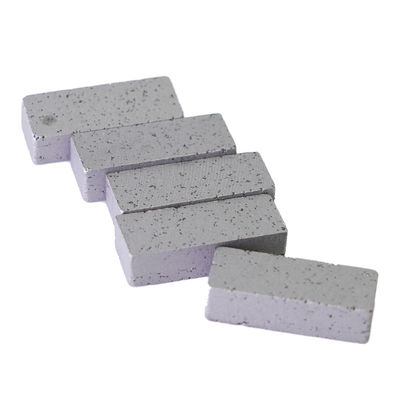 20*4.8/5.4*8mm Segment de scie à bande de poudre métallique de diamant pour couper la pierre de granit dure moyenne