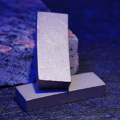 Machine de pressage à froid de poudre métallique de segment diamant pour la découpe humide D2000 2500 mm en Indonésie
