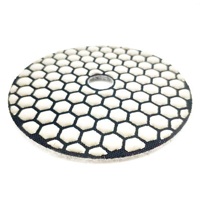 Les plaques de pierre pour le meulage de la résine sont liées à des tampons de polissage flexibles.